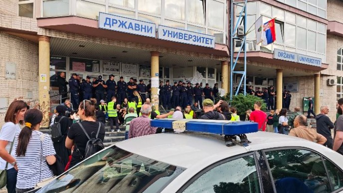 Skup građana ispred DUNP-a